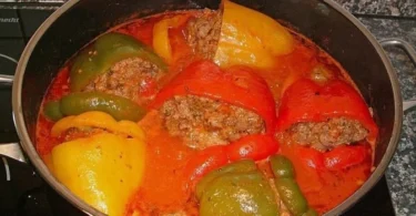 Gefüllte Paprika mit Hackfleisch auf einem Teller garniert