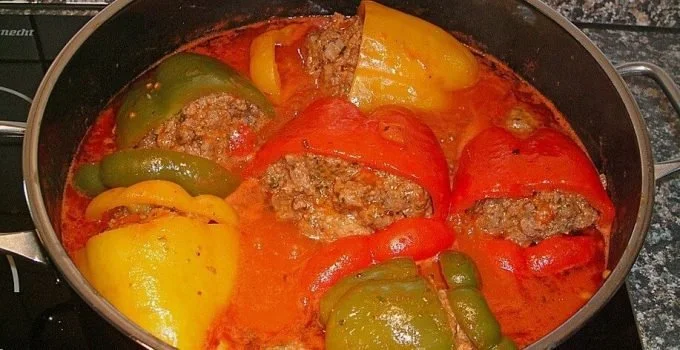 Gefüllte Paprika mit Hackfleisch auf einem Teller garniert