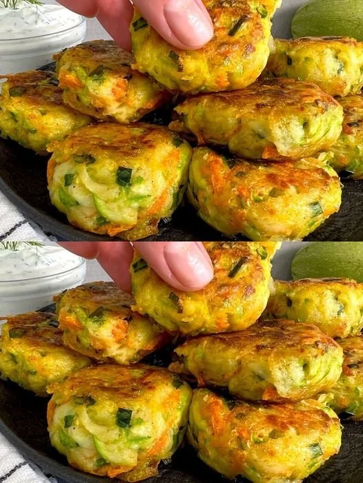 Griechische Zucchinibällchen mit Kräutern und Gewürzen, serviert auf einem Teller.