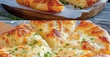 Leckeres Griechisches Käsebrot mit Käse und Gewürzen auf einem Holzbrett.