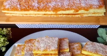 Großmutters Apfelkuchen vom Blech auf einem rustikalen Tisch serviert