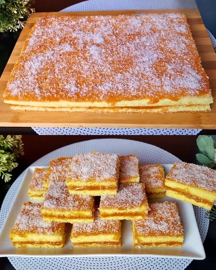 Großmutters Apfelkuchen vom Blech auf einem rustikalen Tisch serviert