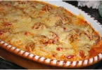Leckere Portion Gyros Auflauf mit Paprika und Pilzen im Ofen gebacken