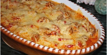 Leckere Portion Gyros Auflauf mit Paprika und Pilzen im Ofen gebacken