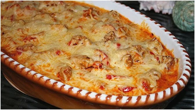 Leckere Portion Gyros Auflauf mit Paprika und Pilzen im Ofen gebacken