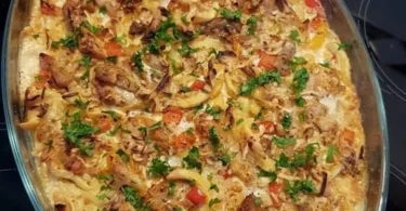 Gyros Spätzle Auflauf mit zartem Gyros und saftigen Spätzle auf einem Teller
