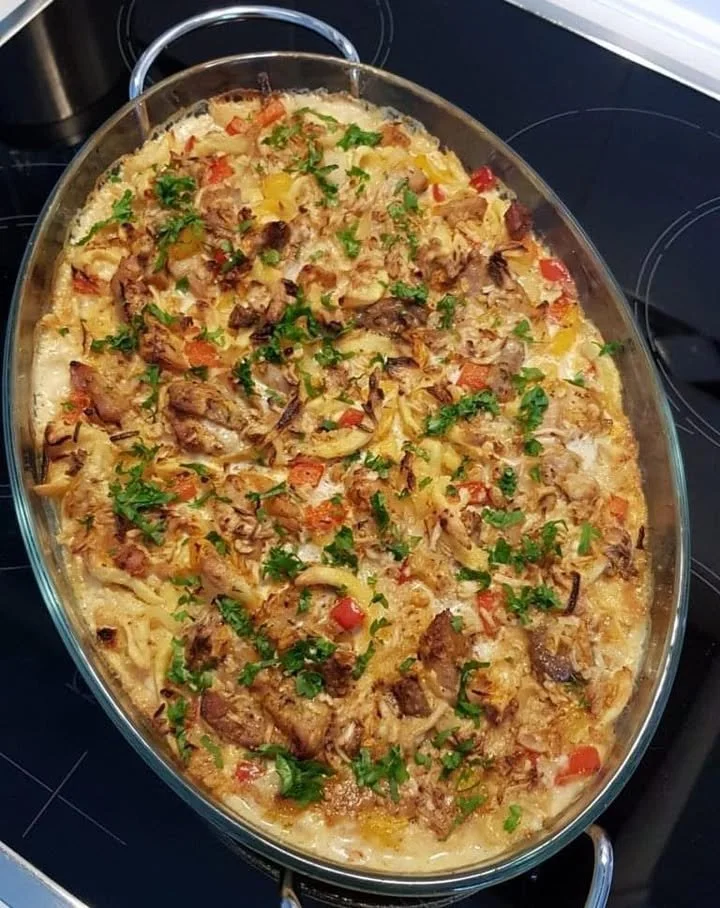 Gyros Spätzle Auflauf mit zartem Gyros und saftigen Spätzle auf einem Teller