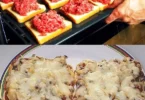 Leckere Hackfleisch Toasts auf einem Teller mit frischen Kräutern garniert.