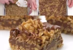 Haferflocken-Erdnussbutter-Riegel auf einem Holzbrett, gesund und lecker.