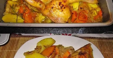 Hähnchen mit Kartoffeln und Zwiebeln auf einem Teller serviert
