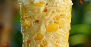 Hawaiian Ananasdessert mit frischen Ananasstücken und Kokosnuss-Toppings