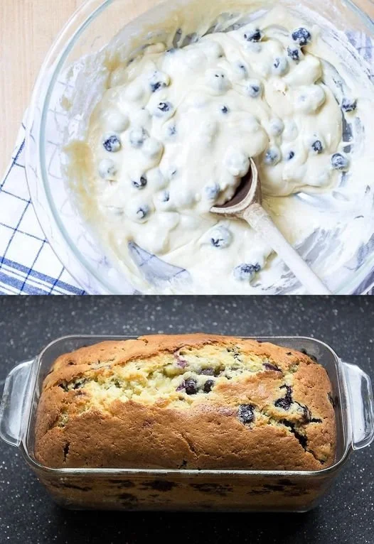 Köstlicher Heidelbeer Joghurtkuchen auf einem Tisch serviert