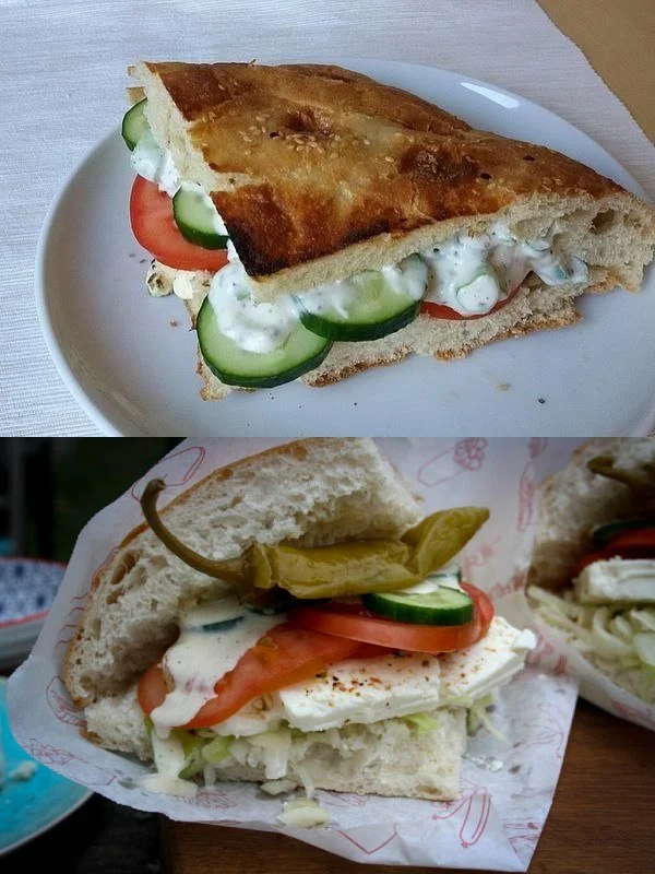 Heißer Feta im Fladenbrot, frisch zubereitet und serviert auf einem Teller
