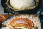 Frisches Joghurtbrot auf einem Holzbrett, aufgeschnitten und serviert.