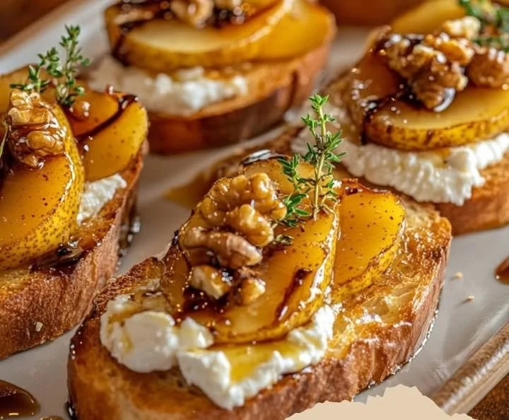 Karamellisierte Birnen Ziegenkäse-Crostini auf einem Holzbrett serviert