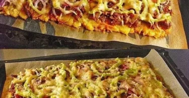 Leckere Kartoffelpizza mit Hackfleisch ohne Hefeteig auf einem Teller serviert