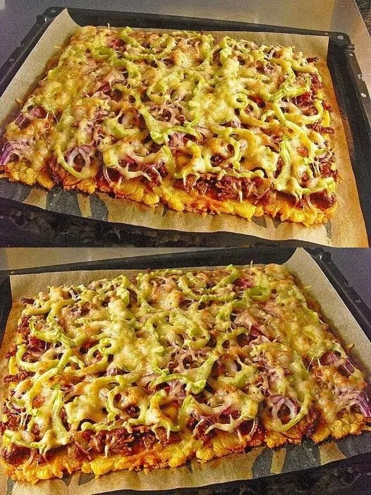 Leckere Kartoffelpizza mit Hackfleisch ohne Hefeteig auf einem Teller serviert