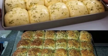Leckeres Käse-Knoblauchbrot frisch aus dem Ofen mit goldbrauner Kruste.