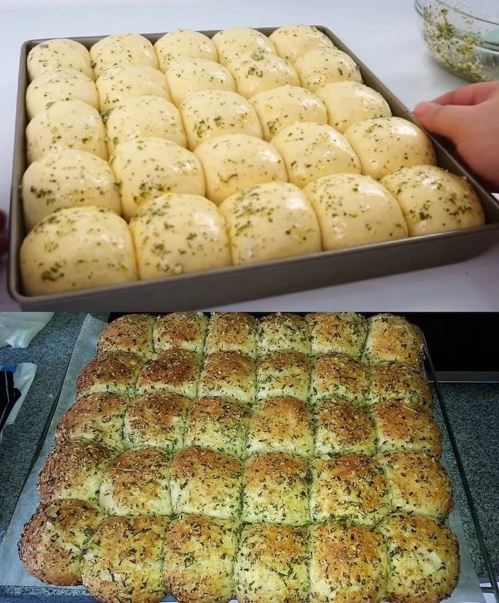 Leckeres Käse-Knoblauchbrot frisch aus dem Ofen mit goldbrauner Kruste.