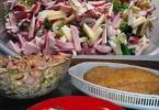 Frischer Käse-Wurst-Salat mit buntem Gemüse auf einem Teller angerichtet