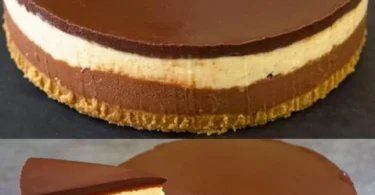 Käsekuchen mit Schokoladenglasur auf einem Teller serviert.