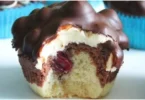 Lecker gefüllte Kirschtörtchen mit frischen Kirschen und Sahne-Topping