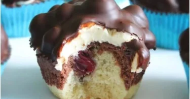 Lecker gefüllte Kirschtörtchen mit frischen Kirschen und Sahne-Topping