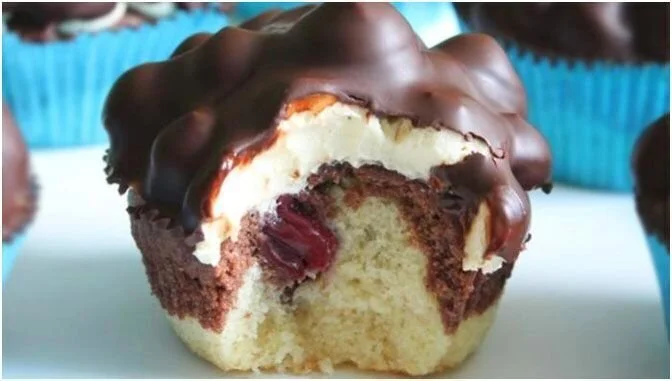 Lecker gefüllte Kirschtörtchen mit frischen Kirschen und Sahne-Topping
