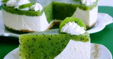Kiwi-Cream-Cake mit frischen Kiwis und cremigem Belag auf einem Kuchen.