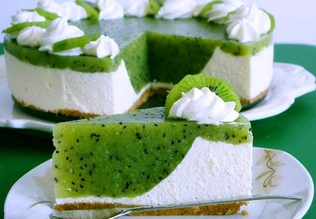 Kiwi-Cream-Cake mit frischen Kiwis und cremigem Belag auf einem Kuchen.