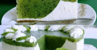 Kiwi Torte mit Frischkäse ohne Backen auf einem Teller präsentiert.