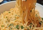 Schnelle und einfache Knoblauchbutter-Kräuter-Pasta in 5 Minuten