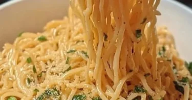 Schnelle und einfache Knoblauchbutter-Kräuter-Pasta in 5 Minuten