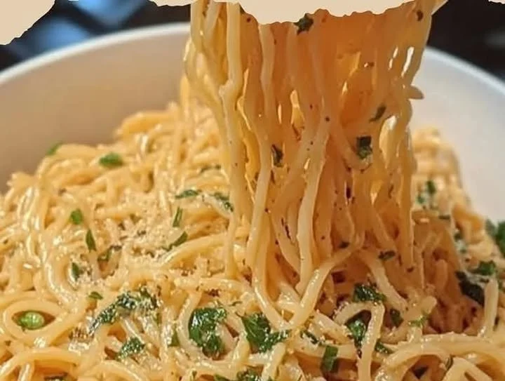 Schnelle und einfache Knoblauchbutter-Kräuter-Pasta in 5 Minuten
