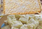 Leckerer Krümel-Kuchen auf einem Teller mit frischen Beeren