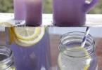 Erfrischende Lavendel-Limonade in einem Glas mit Lavendelblüten.
