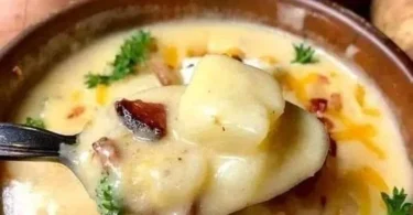 Schüssel mit leckere Kartoffelsuppe wie von Oma zubereitet