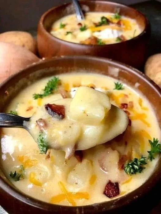 Schüssel mit leckere Kartoffelsuppe wie von Oma zubereitet
