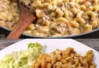 Macaroni mit Hackfleisch und Käse auf einem Teller serviert