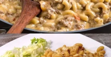 Macaroni mit Hackfleisch und Käse auf einem Teller serviert