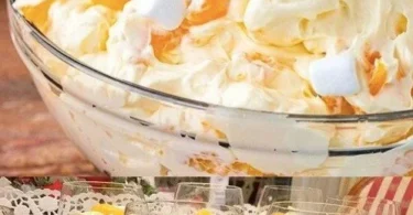 Leckeres Mandarinen-Schichtdessert in einer Glasschale.