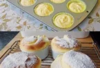 Verschiedene Muffins auf einem Teller, frisch gebacken und dekoriert.