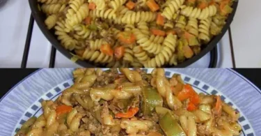Nudeln mit Hackfleisch und Currysahne auf einem Teller serviert