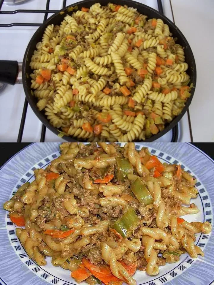 Nudeln mit Hackfleisch und Currysahne auf einem Teller serviert