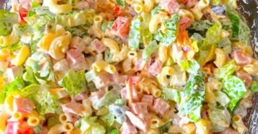 Ein erfrischender Nudelsalat mit Joghurt und frischem Gemüse