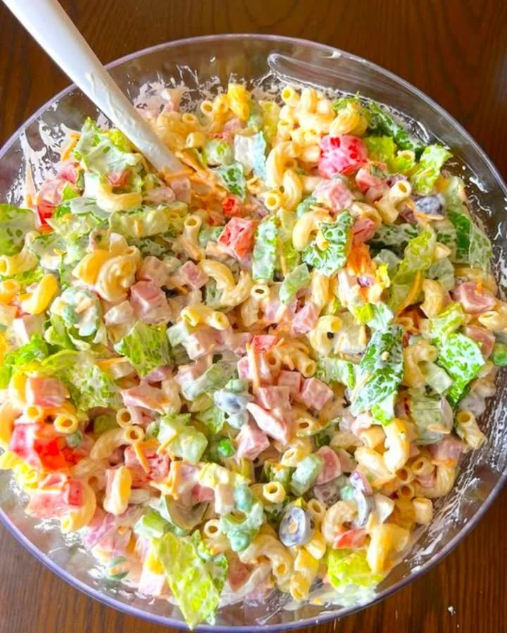 Ein erfrischender Nudelsalat mit Joghurt und frischem Gemüse