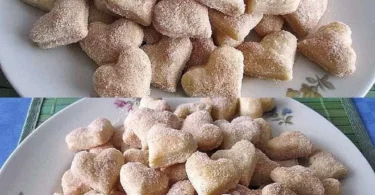 Omas Rahmplätzchen auf einem hübschen Teller, frisch gebacken und verziert.