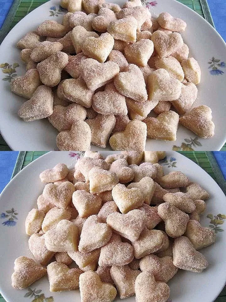 Omas Rahmplätzchen auf einem hübschen Teller, frisch gebacken und verziert.