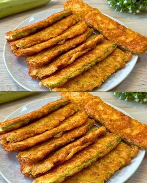 Panierte Zucchinischeiben mit Parmesan auf einem Teller serviert