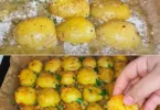 Leckere Parmesan-Ofenkartoffeln aus dem Ofen mit goldener Kruste